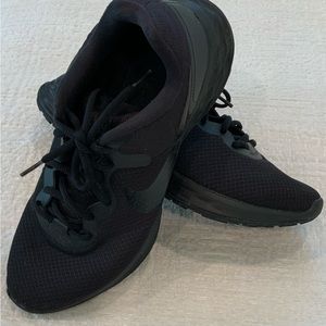 Nike Revolution 6 Men's Road Running Shoes. Black sneakers.